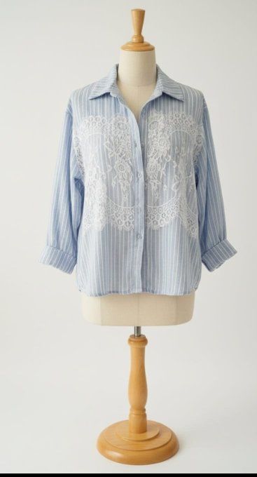 ​La Chemise à Rayures & Empiècement Dentelle