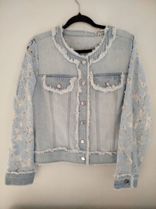 ​La Veste Denim & Manches en Dentelle
