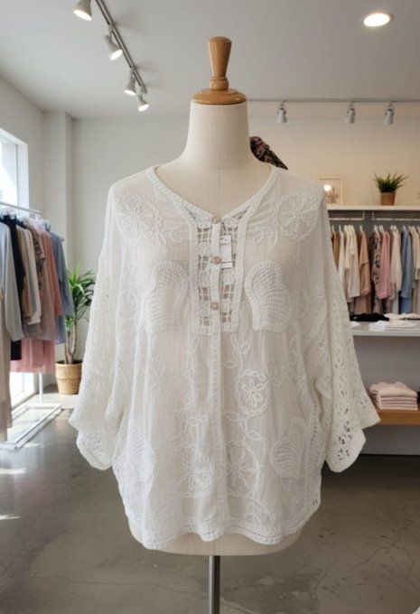 ​Le Top Blouse Bohème en Dentelle Blanche