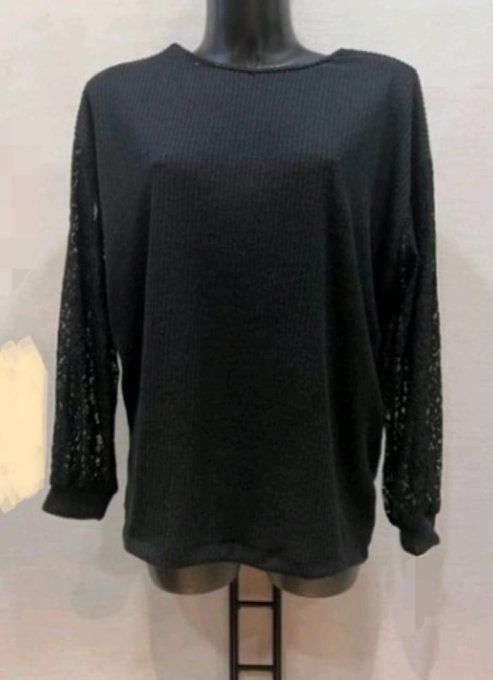 Pull noir manches en dentelle 
