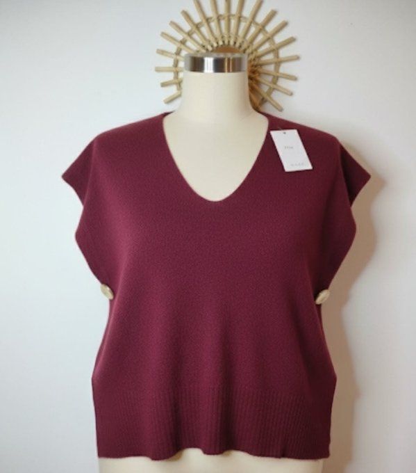 ​Pull sans manches et ses boutons dorés ✨