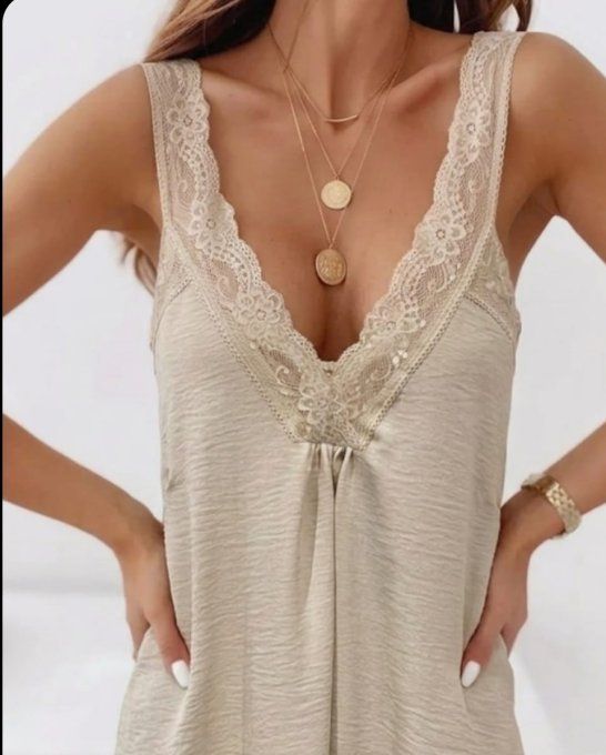 Top Fluide à Col V en Dentelle