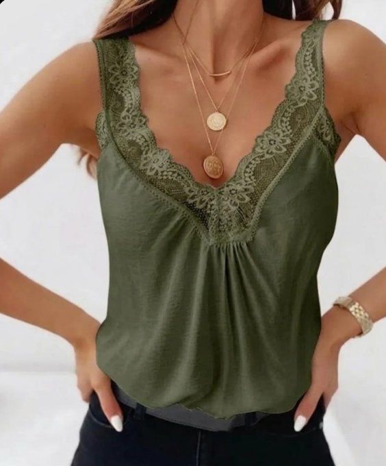 Top Fluide à Col V en Dentelle