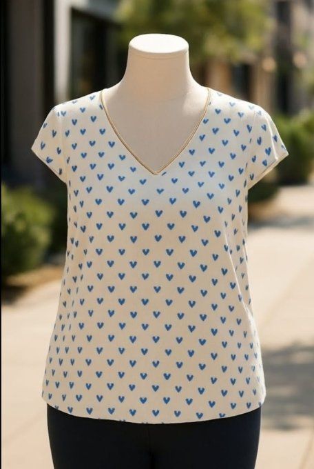 Blouse fluide blanche à motifs cœurs bleus