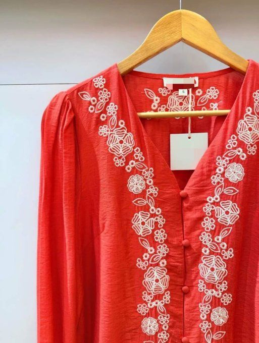 Blouse Romantique Corail & Broderies Contrastées