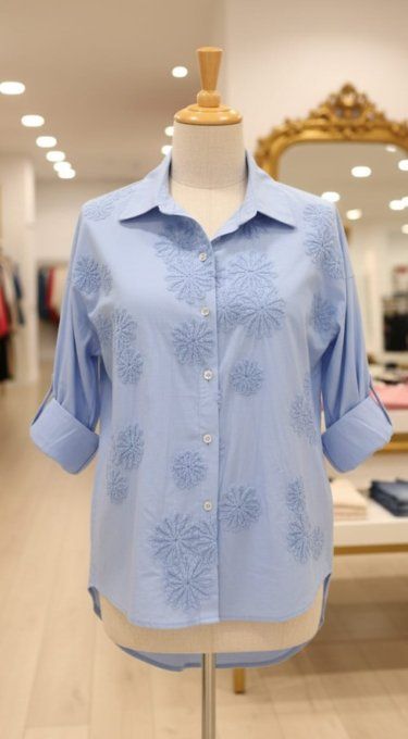 Chemise Bleue aux Fleurs Relief