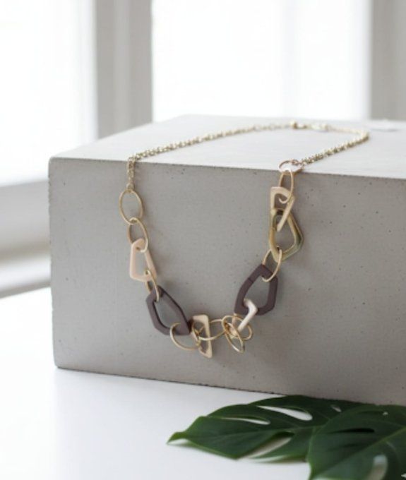 ​Collier doré à maillons graphiques