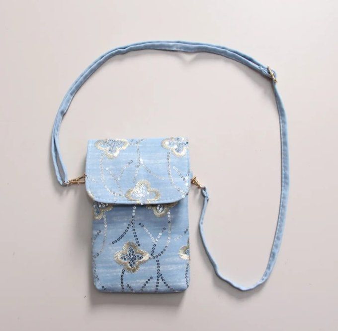 Sacoche Téléphone "Éclat Bohème" Denim & Sequins Argentés ✨