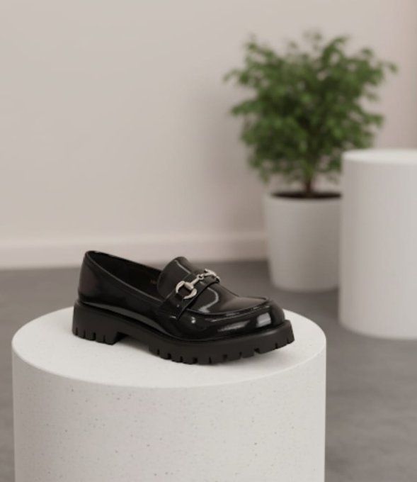 ​Mocassins vernis à mors argenté