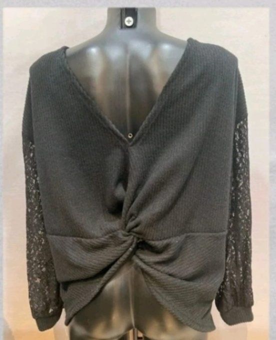 Pull noir manches en dentelle 