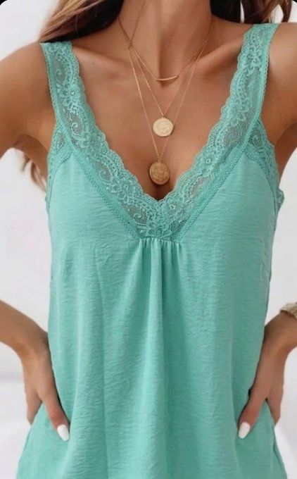 Top Fluide à Col V en Dentelle