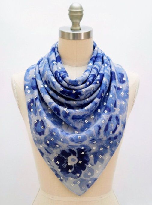 écharpe bleue, foulard bleu, écharpe légère, bleu marine, fil d'or, fil d'argent, accessoire chic, m