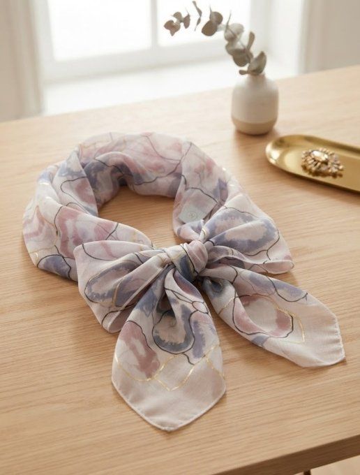 Écharpe Légère à Imprimé Floral & Touches Dorées
