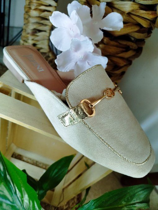 Mules Plats Élégantes - Beige Suedine & Boucle décorative Dorée ✨