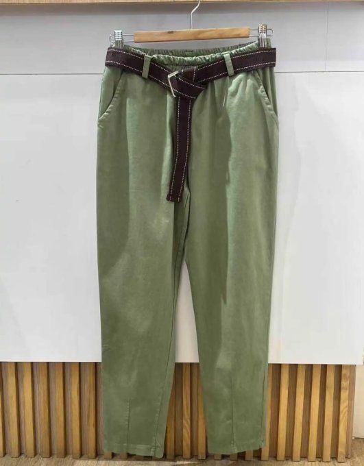 ​Pantalon coupe carotte avec ceinture assortie