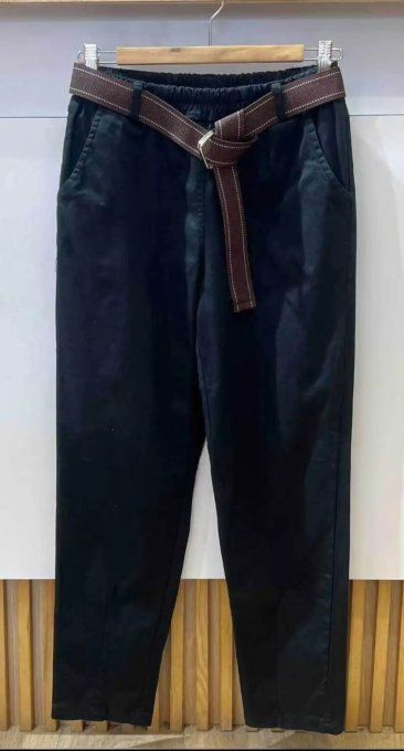 ​Pantalon coupe carotte avec ceinture assortie