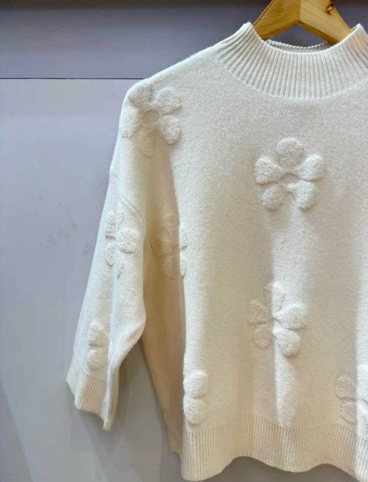 ​Pull Court Maille Tendance – Motifs Floraux en Relief