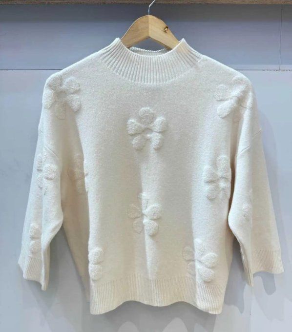 ​Pull Court Maille Tendance – Motifs Floraux en Relief