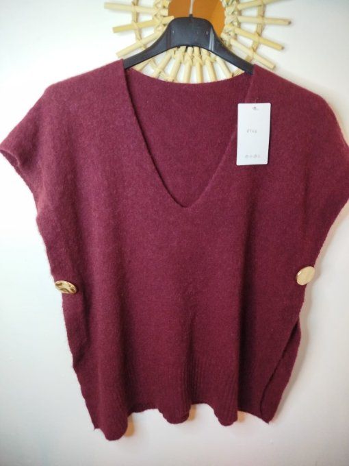 ​Pull sans manches et ses boutons dorés ✨