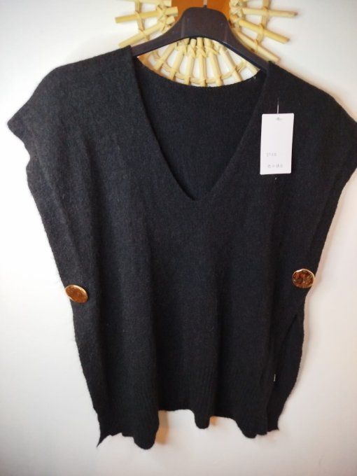 ​Pull sans manches et ses boutons dorés ✨