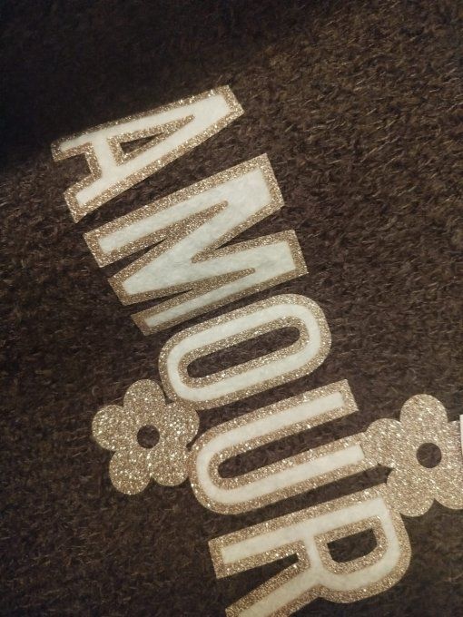 Pull Amour Douillet – Maille Bouclée et Paillettes