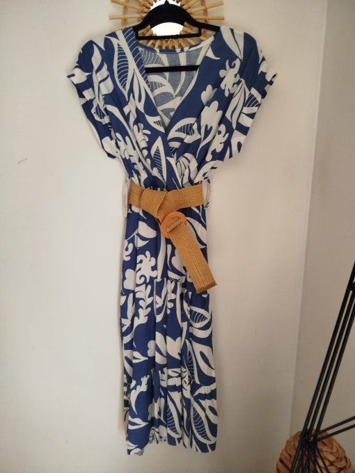 Robe mi-longue à motif tropical et ceinture en paille