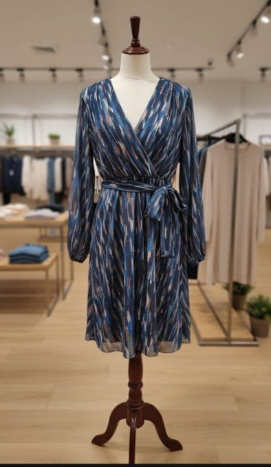 ​Robe Courte Bleue à Motifs Abstraits
