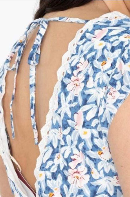 Robe courte fleurie à dos nu ?