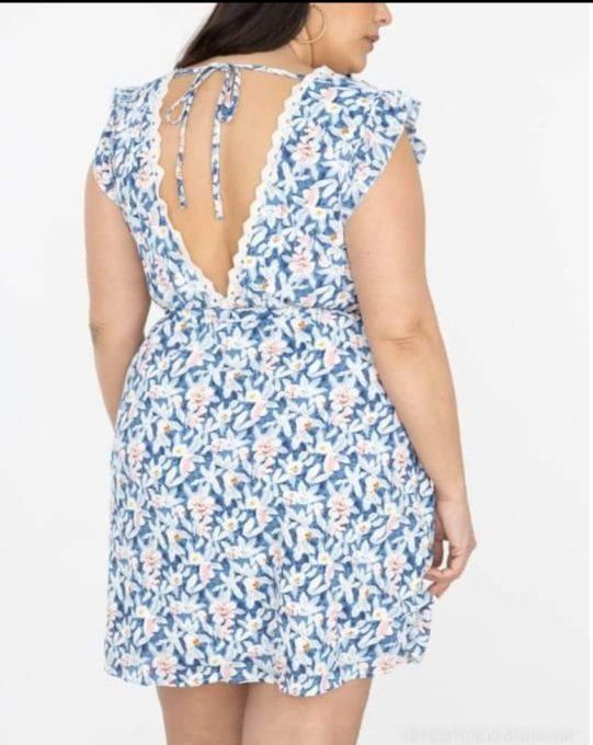 Robe courte fleurie à dos nu ?