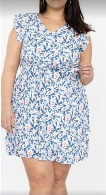 Robe courte fleurie à dos nu ?