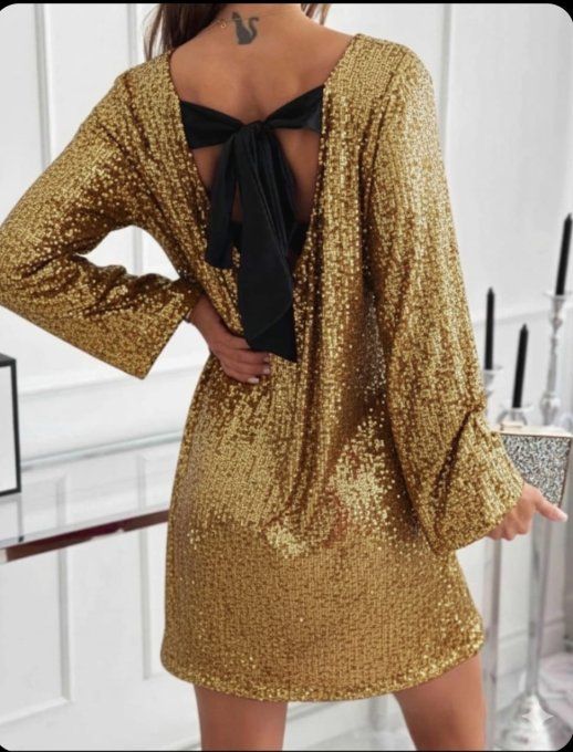 Robe Courte à Paillettes – Dos-Nu et Nœud Géant