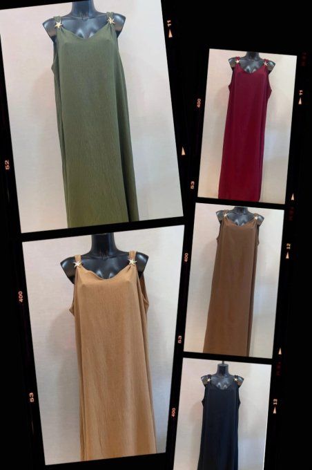 Robe longue fluide étoiles dorées.