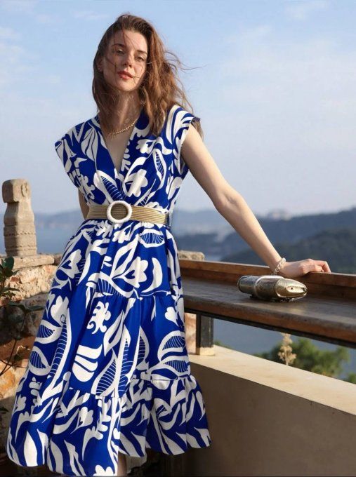 Robe mi-longue à motif tropical et ceinture en paille  bleu roi