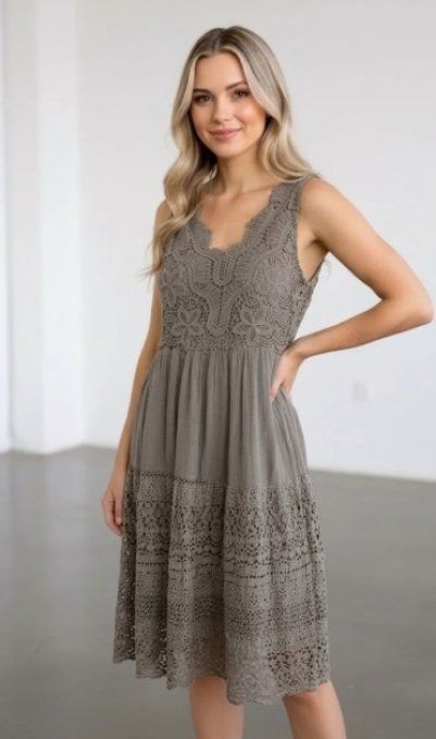 Robe mi-longue en dentelle