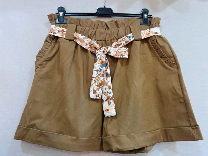 Short stretch avec sa ceinture assortie