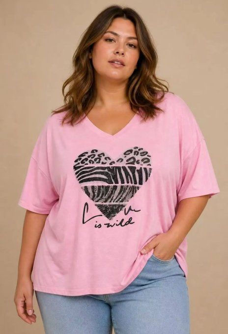 T-shirt Col V Oversize "Love Is Wild"