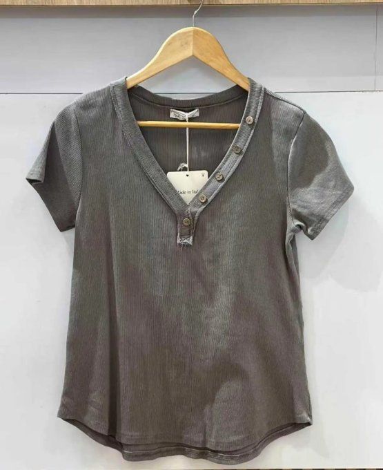 T-shirt Côtelé Col V Boutonné : Le Basic Revisité ! ✨