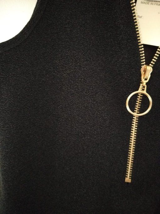 Top Noir Zippé – Coupe Ajustée Moderne