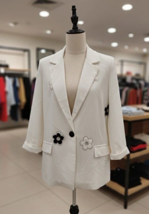 ​Blazer Long Chic Ecru – Fleurs Noires & Strass